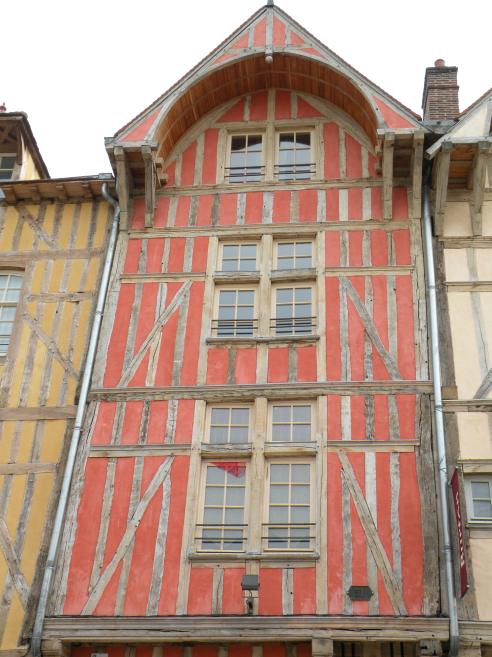  maison à pans de bois rouge